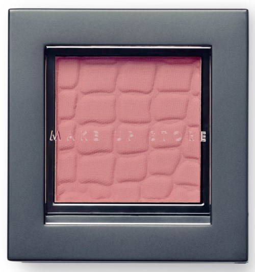 Pink blushpuder i en grå sminkkompakt med textur och orden "MAKE POURCE" på.