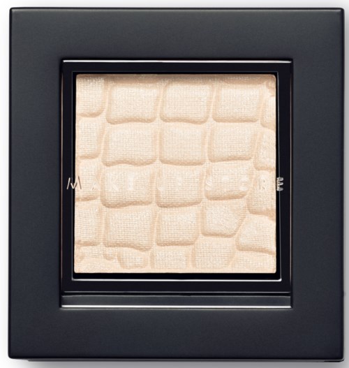En makeup-kompakt med svart ram, öppen för att visa beige pressad puder inuti.