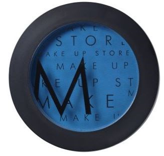 En rund klocka med blå urtavla, svart ram och svarta visare, med orden 'MAKE UP' upprepade.