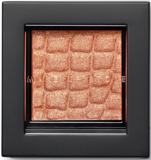 En svart makeup-compact med en peachfärgad, texturerad pressad puder inuti.