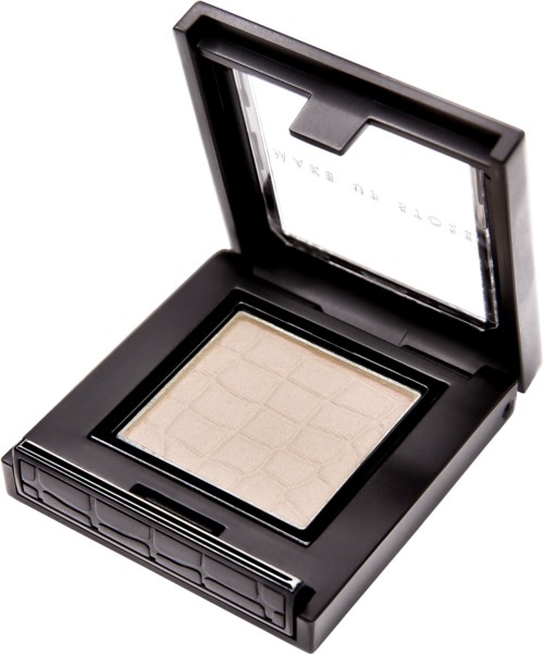 En svart sminkcompacta med spegel, innehållande ett beige pressat puder. Compactan är öppen och redo att använda.