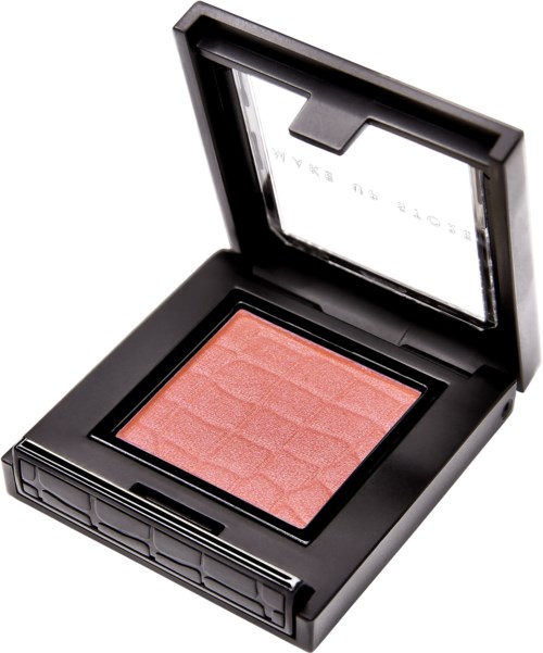 En svart makeup-kompakt med spegel innehållande rosa blush med texturerad yta.