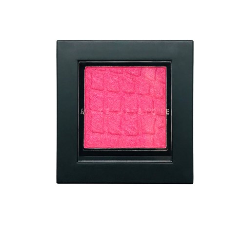 Det här är en svart kvadratram som håller ljusrosa texturerat material, möjligen ett makeup- eller konstprodukt.
