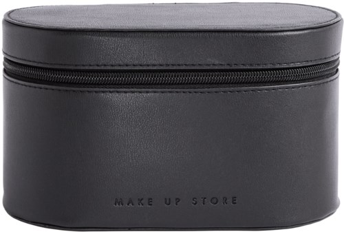 Eine schwarze Make-up-Box mit Reißverschluss, beschriftet 'MAKE UP STORE'. Sie ist oval und kompakt.