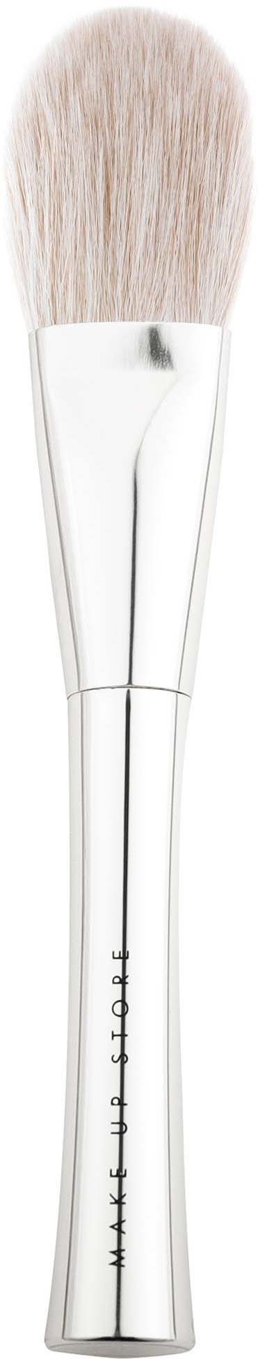 Grote make-up kwast met witte haren en een zilverkleurige handvat met maataanduidingen.