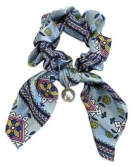 En färgglad scarf med mönster och en pärla i mitten, knuten i en rosett.