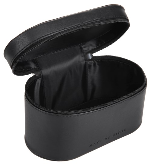 Eine schwarze ovale Tasche mit Reißverschluss, offen, zeigt ein leeres, glattes Inneres.