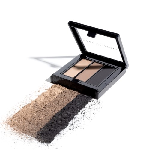 Een make-up pallet met beige, bruin en zwart poeder is uitgespreid en creëert kleurstrepen op een witte oppervlakte.
