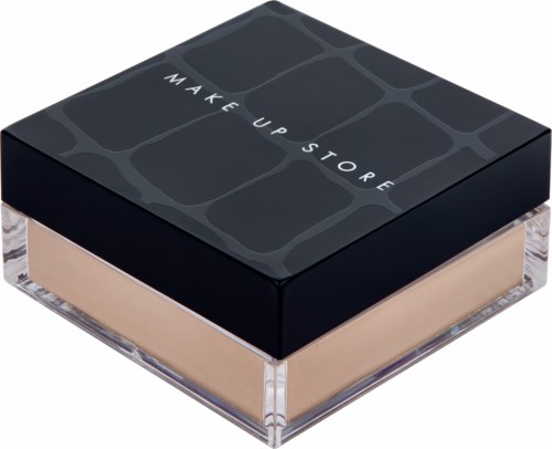 En makeupbutikskompakt med svart lock och klar bas, innehållande beige puder.
