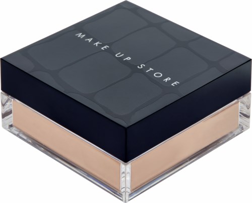 En makeup-produkt i ett kvadratiskt glasbehållare med svart lock som säger 'Make Up Store' i vita bokstäver.