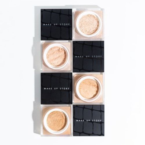 Sex små behållare med olika ansiktspuder, placerade i två rader, med svarta lådor märkta "Make Up Store".