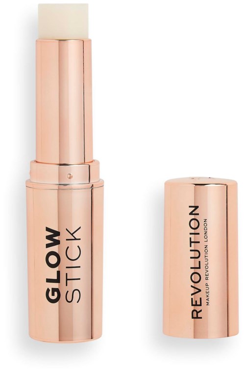 Väritön meikkipöytä, jossa lukee 'GLOW STICK' ja siinä on avattu suoja, paljastaa tuotteen sisällä. 'REVOLUTION' on kirjoitettu kannessa.