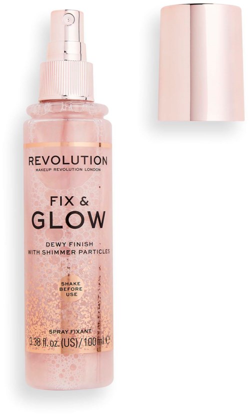 Een roze sprayfles met een witte dop, gelabeld 'Revolution Fix & Glow,' met sproeikop en verwijderbare dop.