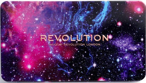 Kosmisk bakgrund med rosa, lila och blå galax och stjärnor. "REVOLUTION" skrivet med stora guld bokstäver.