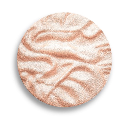 Ronde make-up poeder met een getextureerde, lichte roze oppervlakte en golvende patronen.