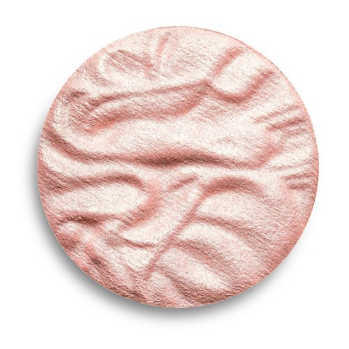 Een ronde, roze, getextureerd cosmetica- of huidverzorgingsproduct met draaiend ontwerp bovenop.