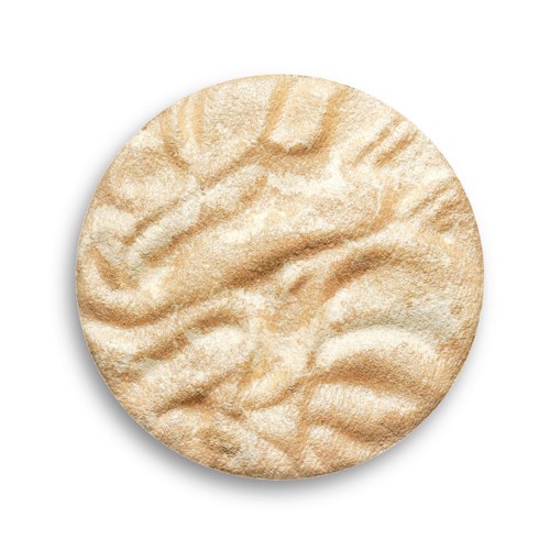 Een ronde koek met lijnen in het oppervlak, lichtgekleurde en textuur.