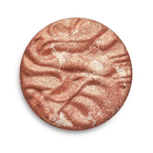 En rund highlighter för smink med en mönstrad, virvlande yta i roséguldfärg.