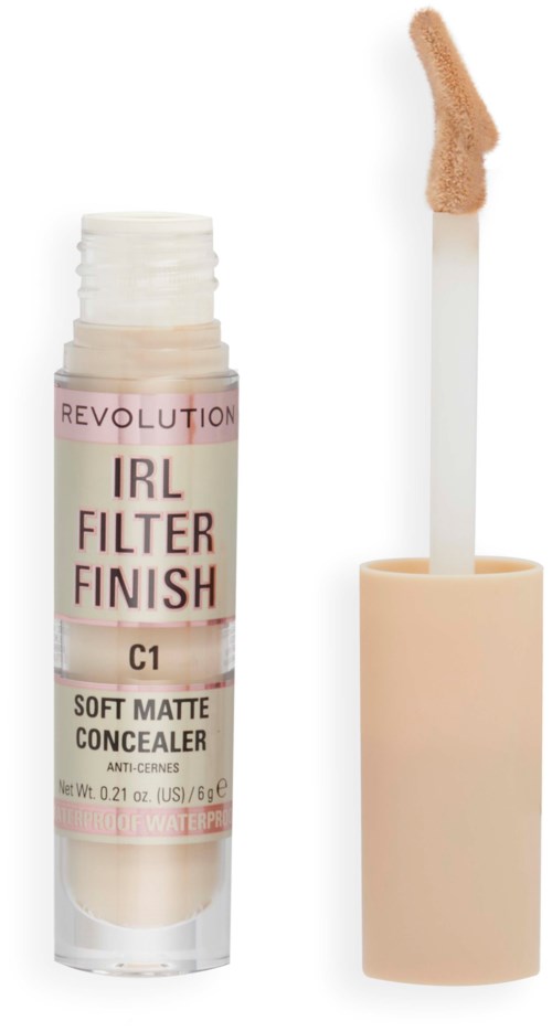 Een beige lipconcealer met een aanbrengstok en schuimtop. Het label zegt 'Revolution IRL Filter Finish'.