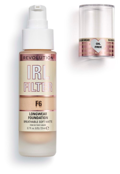 Een foundation fles met pomp en doorzichtige deksel, gelabeld "IRIFILTER F6 Longwear Foundation" met roze en witte ontwerp.