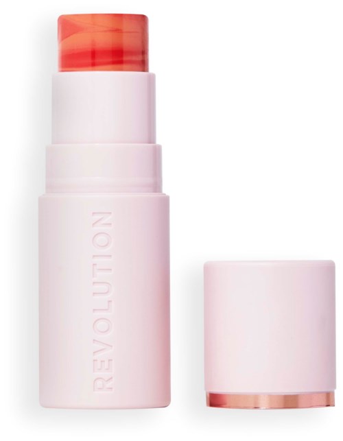 Een witte tube met roze tekst en roze dop, toont een lipstick met rood-oranje kleur. De dop ligt naast de tube.