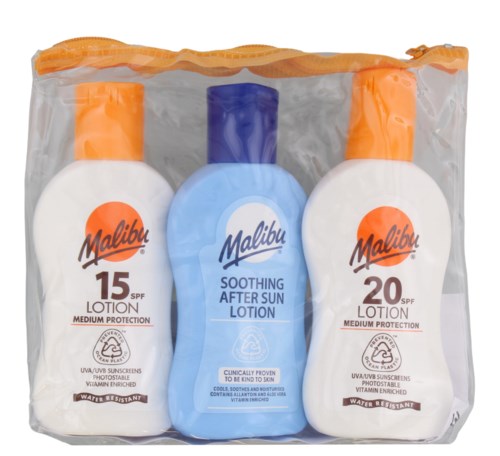 Drie Malibu-lotionflesjes: twee met SPF 15 en 20, en een blauwe verzachtende after sun-lotion.