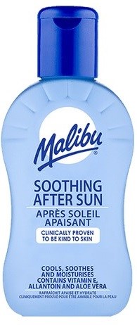Een blauw flesje Malibu kalmerende after sun lotion met klep, gemarkeerd als zacht, kalmerend en hydraterend.