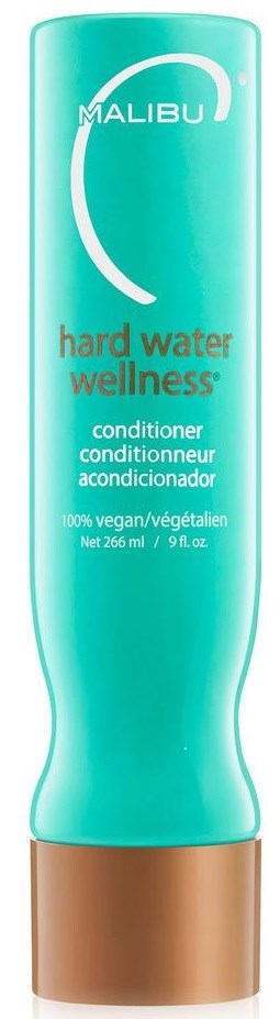 Een turquoise fles Malibu Hard Water Wellness conditioner met een bruine dop, labels in blauw en orange, en het is veganistisch.