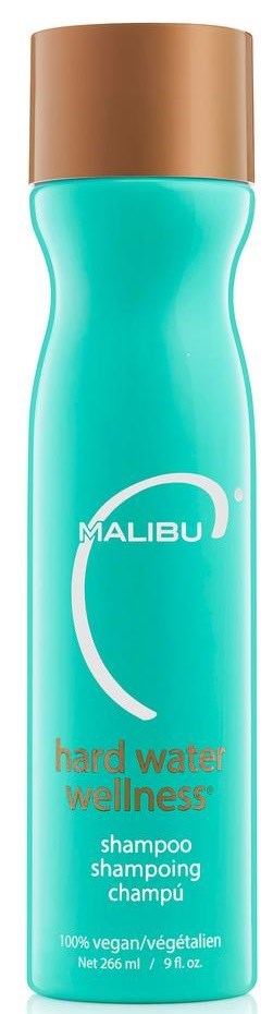Een turquoise shampoo fles met een gouden dop en Malibu logo, voor hard water wellness, 265 ml.