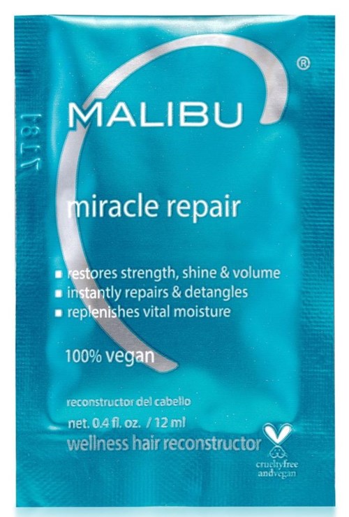 Een blauw zakje met 'Malibu miracle repair' dat beweert haar sterker, glanzender, voller te maken, beschadigingen te herstellen en vocht te geven.