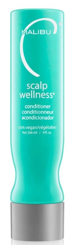 Een turquoise shampoefles met zilveren dop, gelabeld 'Malibu Scalp Wellness' voor haarverzorging.