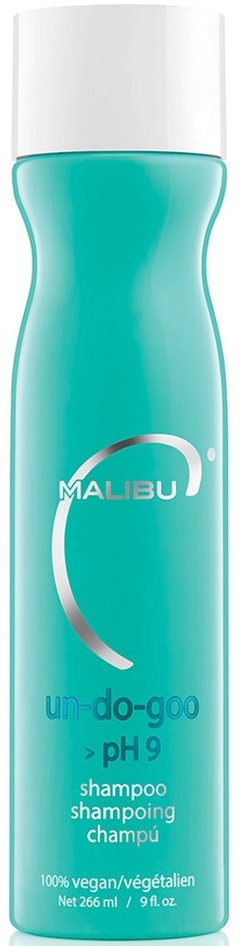 Een blauwe shampoo fles met witte dop, gemerkt Malibu, pH 9, veganistisch, 266 ml capaciteit.