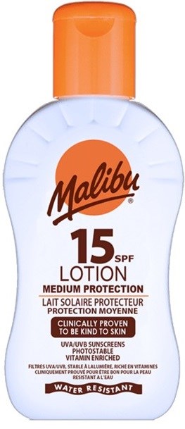 Een fles Malibu-lotion met SPF 15, middelmatige bescherming, met oranje dop en witte fles.