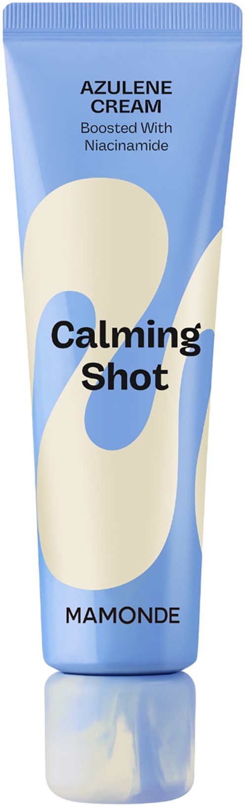 Een blauwe tube met 'Calming Shot' van Mamonde, die kalmerende effecten met niacinamide promoot, heeft abstracte witte vormen.
