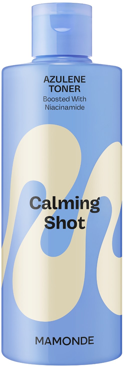 Een blauwe toner fles met 'Calming Shot' en witte en donkerblauwe patronen. Met klikdop.