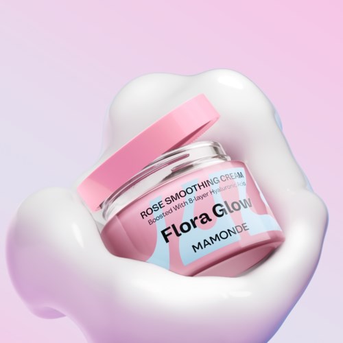 Roze potje crème met etiket, omgeven door witte schuim of crème, op lichtroze achtergrond.