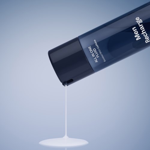 Een donkerblauwe fles met 'Men Regenerate' die witte vloeistof afgeeft.
