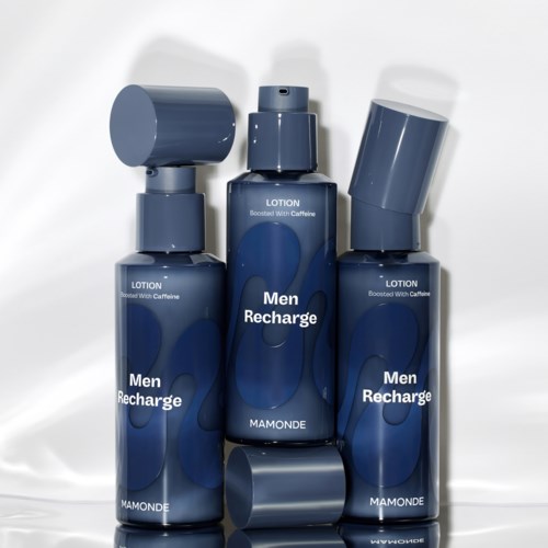 Drie blauwe flessen met 'Men Recharge' en 'Lotion' staan rechtop, de middelste heeft een spraydop.