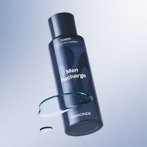 Een donkerblauwe cilindervormige fles met 'Men Recharge' bevat toner met cafeïne. Het zweeft met een klodis vloeistof.