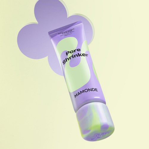 Een tube pore shrinking crème met pastelkleur, geplaatst op een lichte achtergrond met een bloemenvorm.