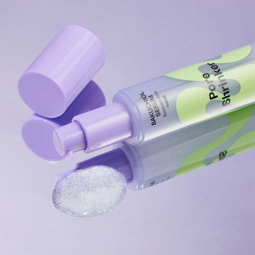 Een sprayfles met het label 'BAYLASH Boost' en wat product dat is gemorst, lijkt op een schoonheids- of huidverzorgingsproduct.