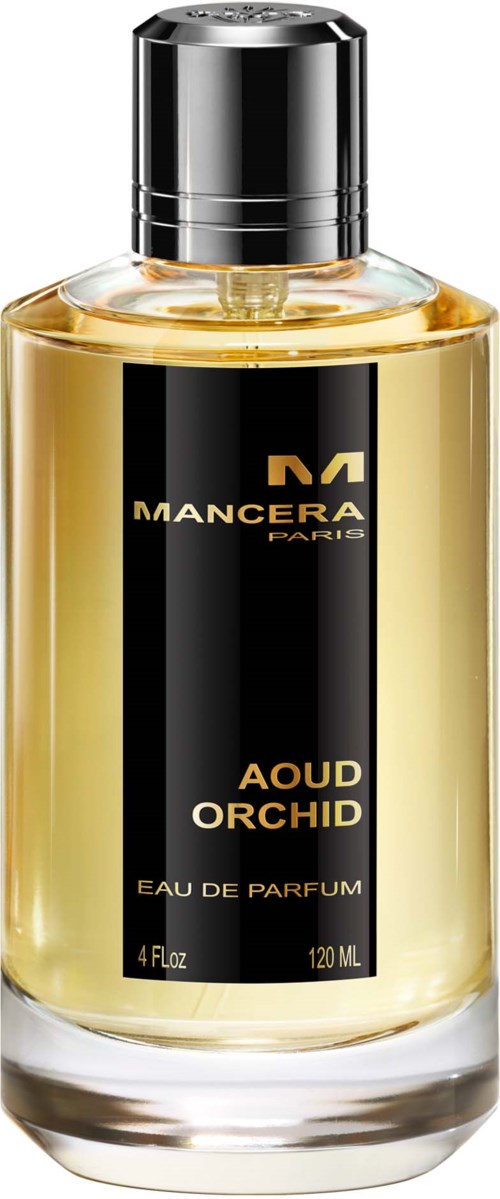Een parfumfles met een zwart label, goud- en zwart logo, en gele vloeistof binnen.