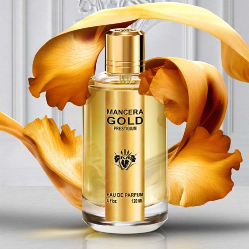 Een gouden parfumfles met gele bloemen eromheen, op een lichte achtergrond.