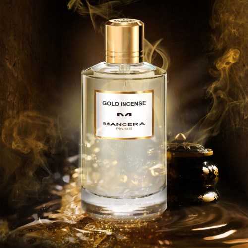 Een doorzichtige parfumfles met gouden dop en label leest "Gold Incense," omgeven door draaiende rook en gouden accenten.