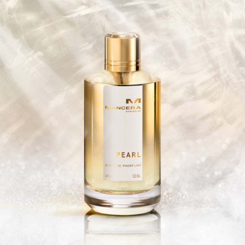 Een parfumfles met gouden dop, witte helft en gouden details, gelabeld "PEARL" en "MANCERA PARIS."