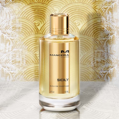 Een parfumfles met gouden accenten, gemarkeerd "Sicily", tegen een decoratieve gouden en witte achtergrond.