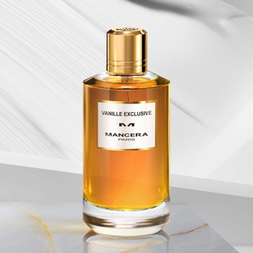 Een parfumfles met een gouden dop, gelabeld "Vanille Exclusive" en "Mancera Paris," gevuld met amberkleurige vloeistof.