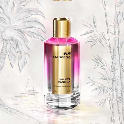 Een parfumfles met een gouden bovenkant, roze en doorzichtige body, gelabeld 'MANCERA VELVET VANILLA', op een decoratieve achtergrond.