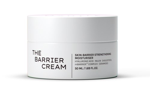 Een witte ronde pot met zwarte tekst die zegt "The Barrier Cream" voor huidbescherming en versterking. Bevat 50 ml.