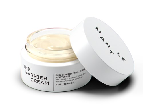 Een klein potje met creme getiteld 'The Barrier Cream' met een wit deksel, open en de crème zichtbaar.